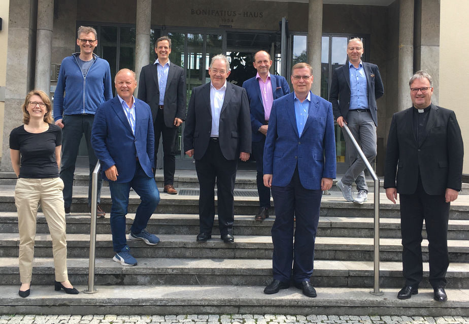Foto: BKU Vorstand in Fulda bei seiner Klausurtagung, links: GF Dr. Sabine Schößler; mittig: Vorsitzender Prof. DDr. Ulrich Hemel, rechts: Geistlicher Berater Pfr. Dr. Hans Günther Ulrich